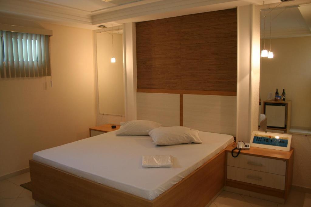 雅卡雷伊Top´s Motel (Adult Only)的卧室配有一张大白色床和窗户