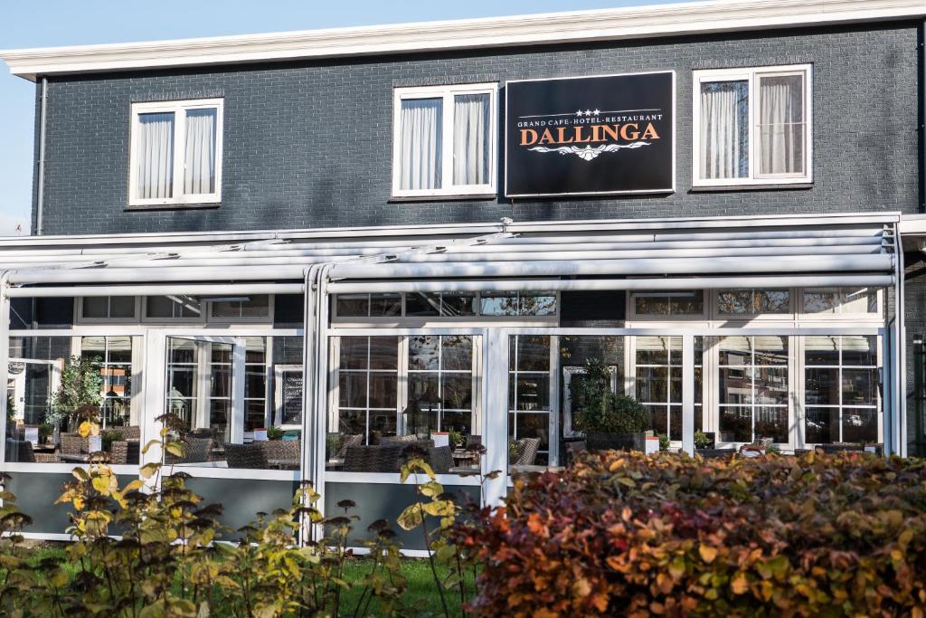 斯勒伊斯基尔达灵加酒店的带有读取dilliana的标志的建筑