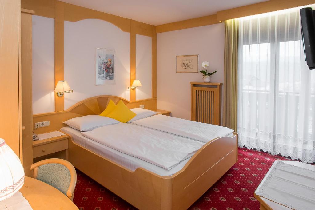 阿皮亚诺苏拉斯特拉达亚利桑德赖斯酒店的酒店客房设有床和窗户。