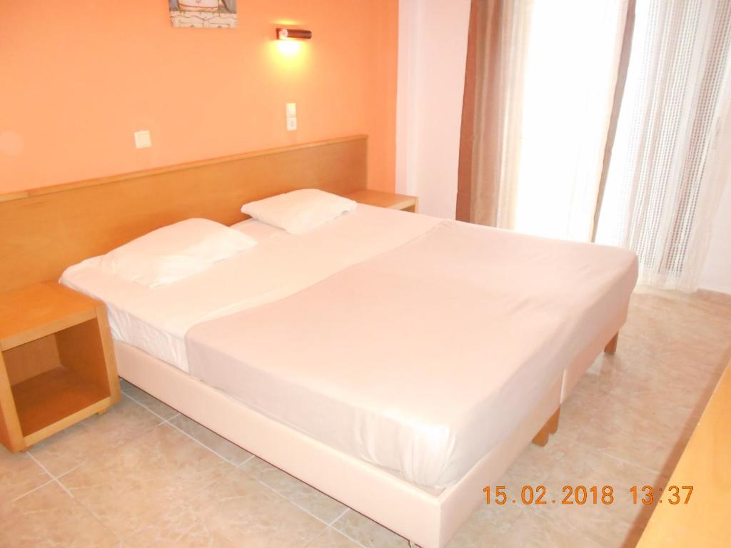 斯卡拉拉乔伊多卡斯旅馆的一张大白色的床,位于带桌子的房间