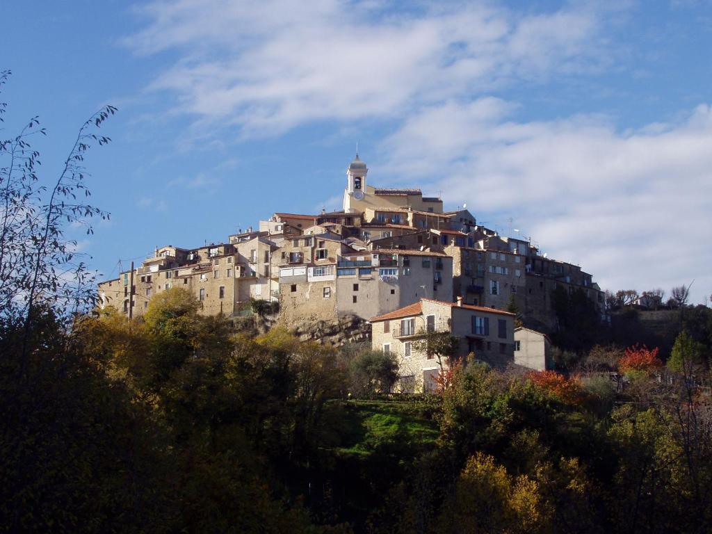 Berre-des-AlpesHôtel Beauséjour Logis de France的山顶上的大型建筑