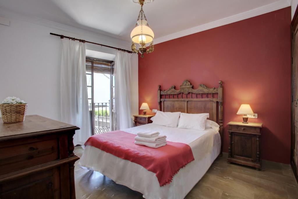 隆达卡萨罗恩德纳酒店的一间卧室配有一张红色墙壁的床