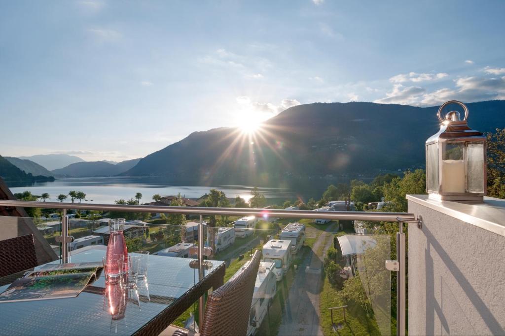 奥西阿赫帕尔斯康体公寓的享有湖泊和山脉美景的阳台。