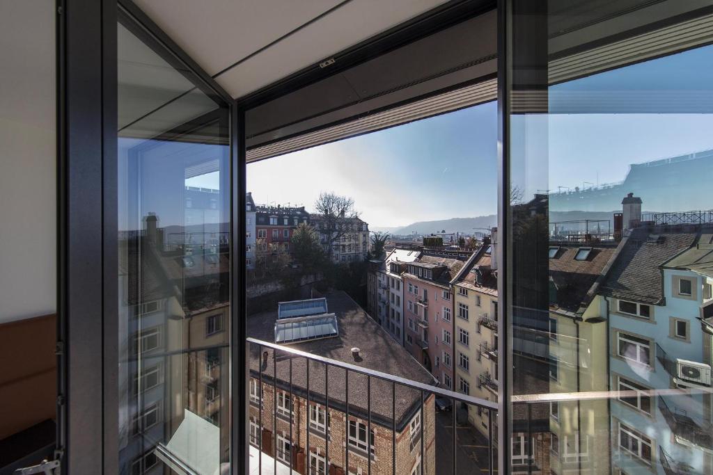 苏黎世苏黎世皇家酒店的公寓的窗户享有城市美景。