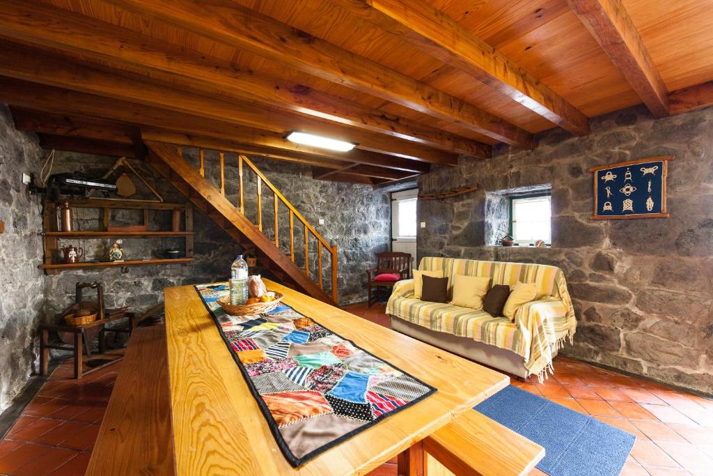 Santo AmaroAdega Lopes的客厅配有木桌和沙发