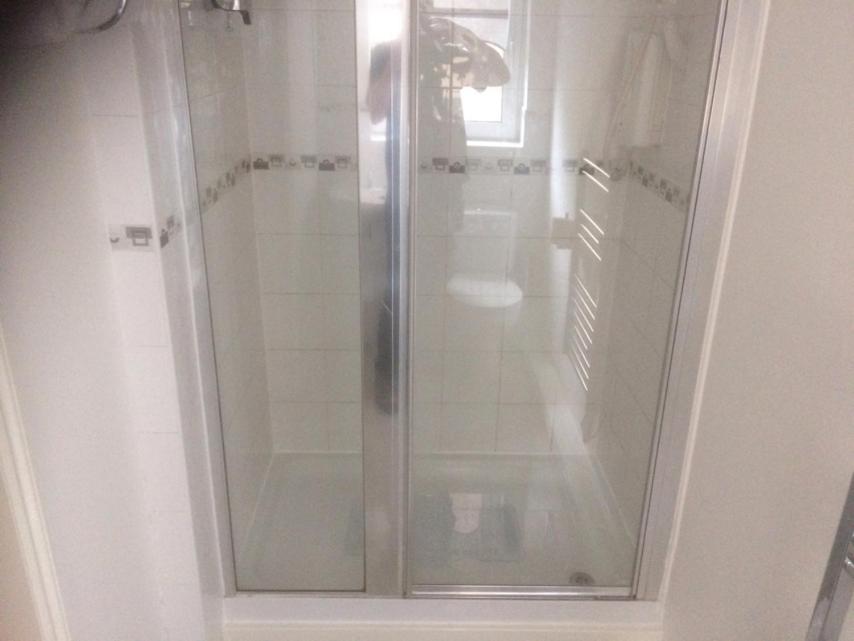 利物浦Liverpool Apartments的浴室里设有玻璃门淋浴
