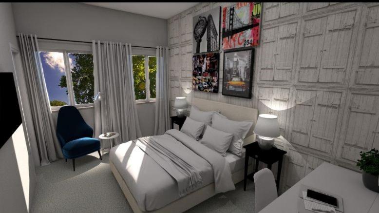 扎达尔市中心精品旅馆的卧室配有白色的床和蓝色椅子