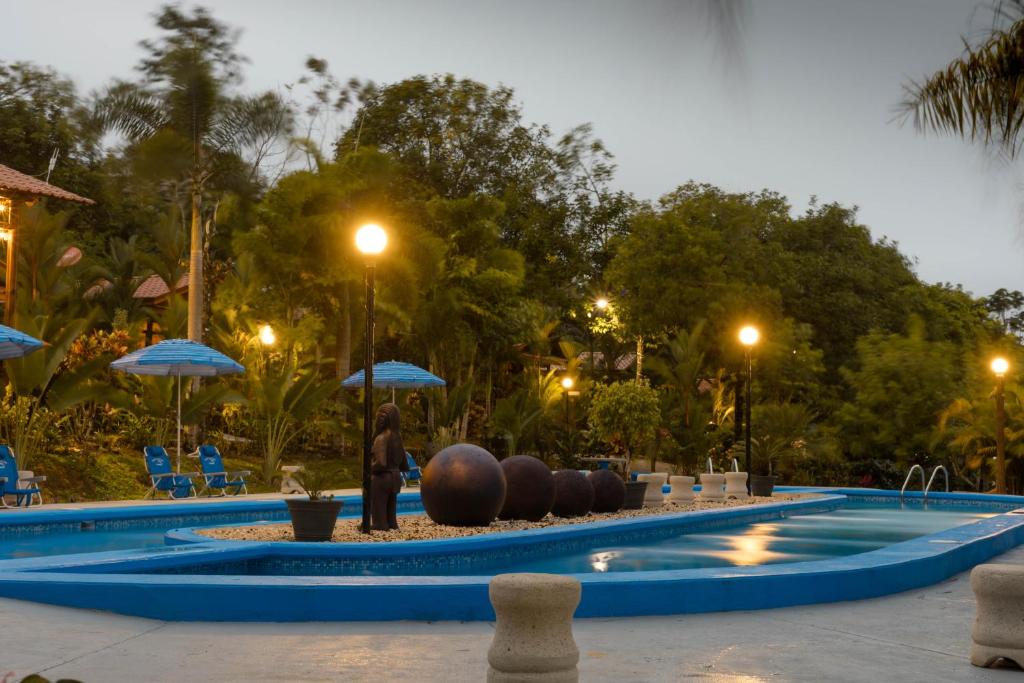Hotel Heliconias Nature Inn &amp; Hot Springs内部或周边的泳池