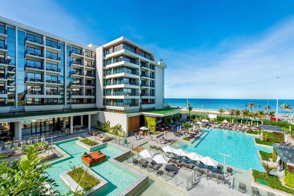 里约热内卢君悦里约热内卢酒店的享有带游泳池和海洋的度假村的空中景致