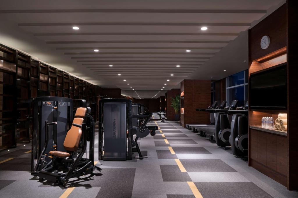 上海上海五角场凯悦酒店的一间健身房,内设一系列健身器材
