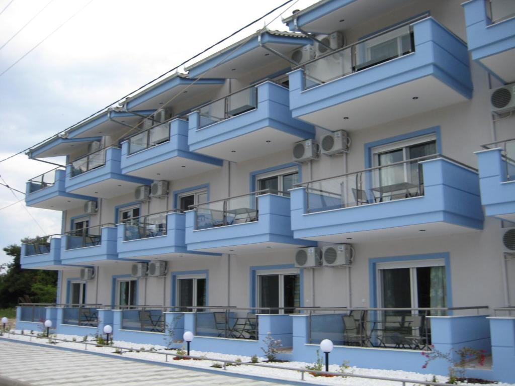 克拉默特TETYK Keramoti Hotel Apartments的公寓大楼设有蓝色阳台