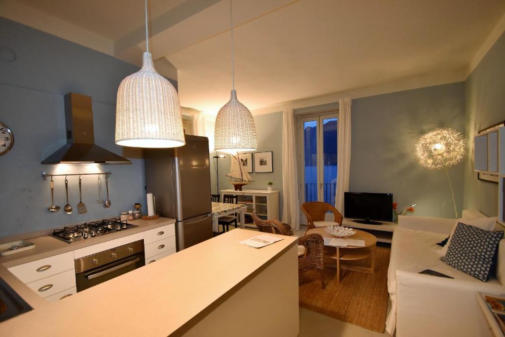 吉法Casa Marina by Holiday World的带2盏吊灯的厨房和起居室