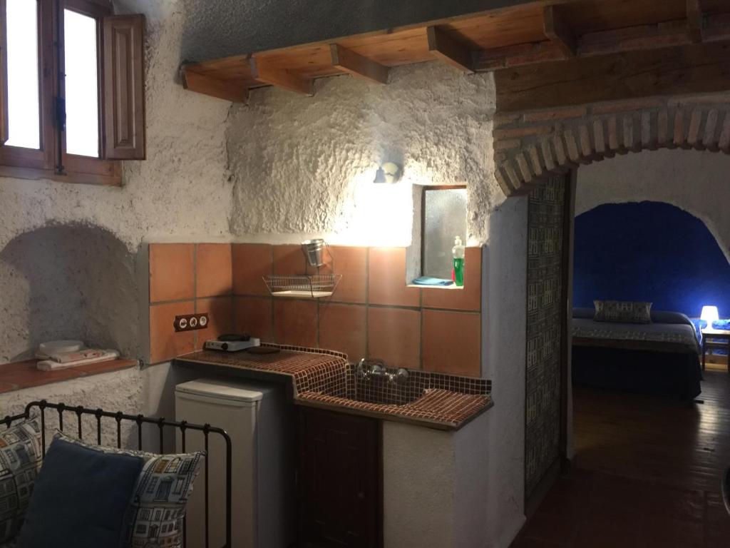 瓜迪克斯拉塔拉卡萨斯石窟旅馆的客房内的盥洗盆浴室