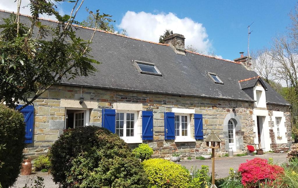 Saint-AignanCouloumine breizh的一座带蓝色百叶窗的古老石屋