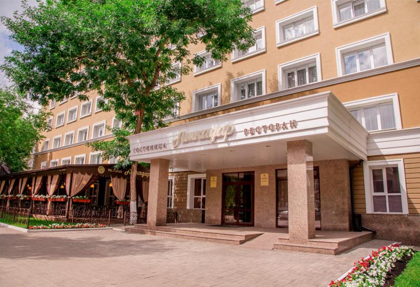 斯捷尔利塔马克Ashkadar Hotel的一座大建筑,上面标有酒店标志