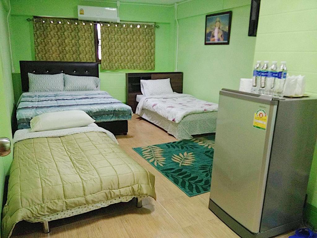 清莱您的家旅馆的绿色客房配有两张床和一台冰箱