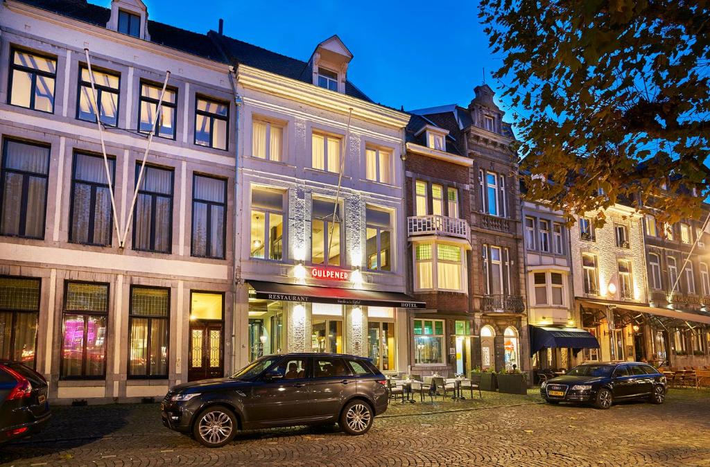 马斯特里赫特Saillant Hotel Maastricht City Centre - Auping Hotel Partner的停在街道上建筑物前面的汽车