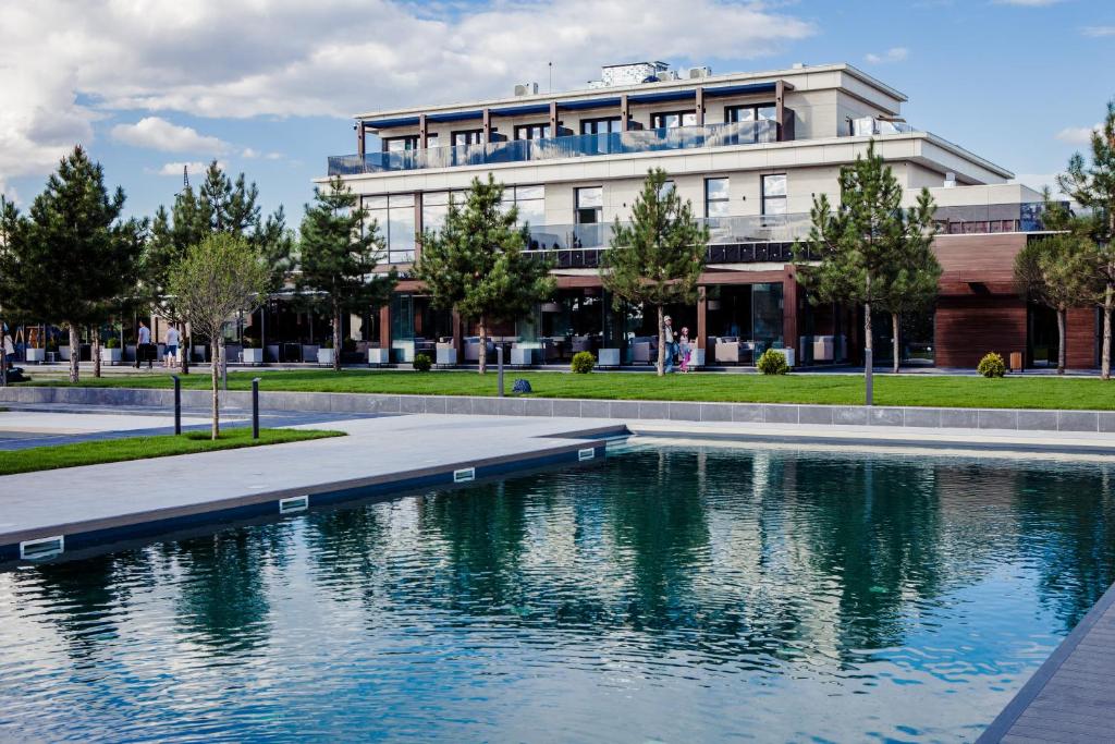 VishenkiRiviera Zoloche Resort & Spa的建筑前有水池的建筑