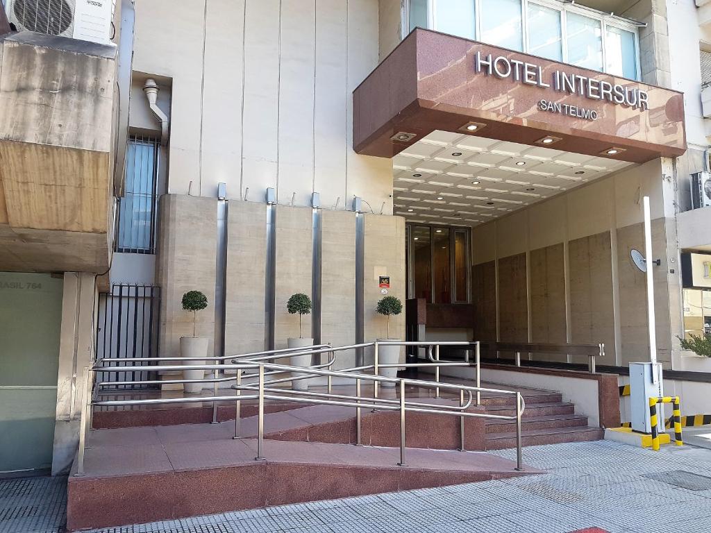 布宜诺斯艾利斯因特苏尔桑特尔摩酒店的大楼前设有楼梯的酒店入口