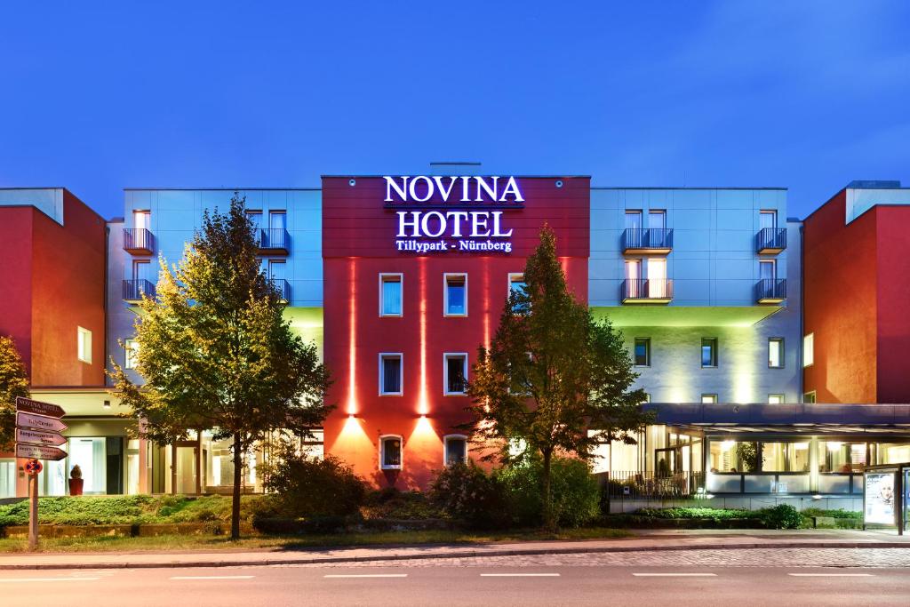 纽伦堡挪威纳提尔酒店酒店的带有读新星酒店标志的酒店