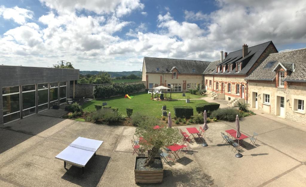 蒙纳普特尔城堡农场酒店的享有庭院的空中景致,设有房屋