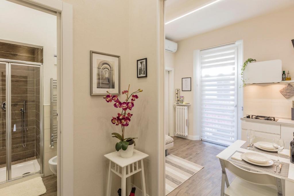 佛罗伦萨Little Suite Fortezza的白色的浴室设有卫生间和水槽。