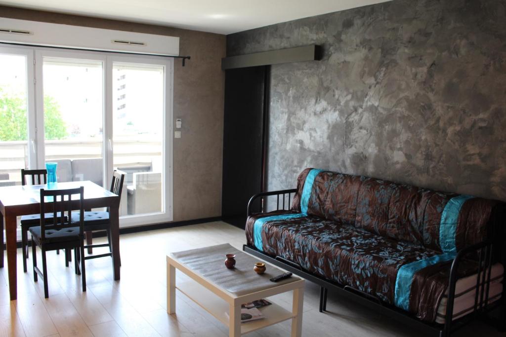 莱克朗兰比塞特尔巴黎梅布雷普罗赫一室公寓的客厅配有沙发和桌子