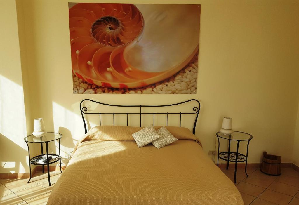阿茨特雷扎斯特拉玛莉娜住宿加早餐酒店的一间卧室配有一张带两张边桌的床