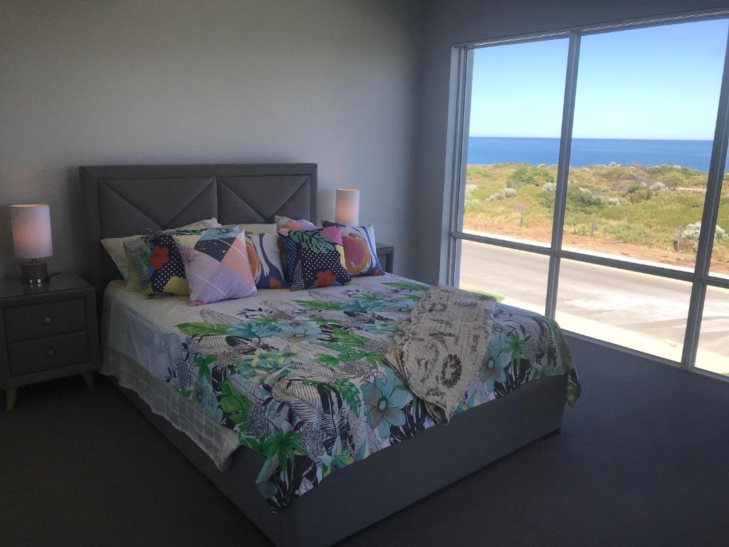 曼哲拉Beach House at SeaScapes..的一间卧室设有一张床,享有海景
