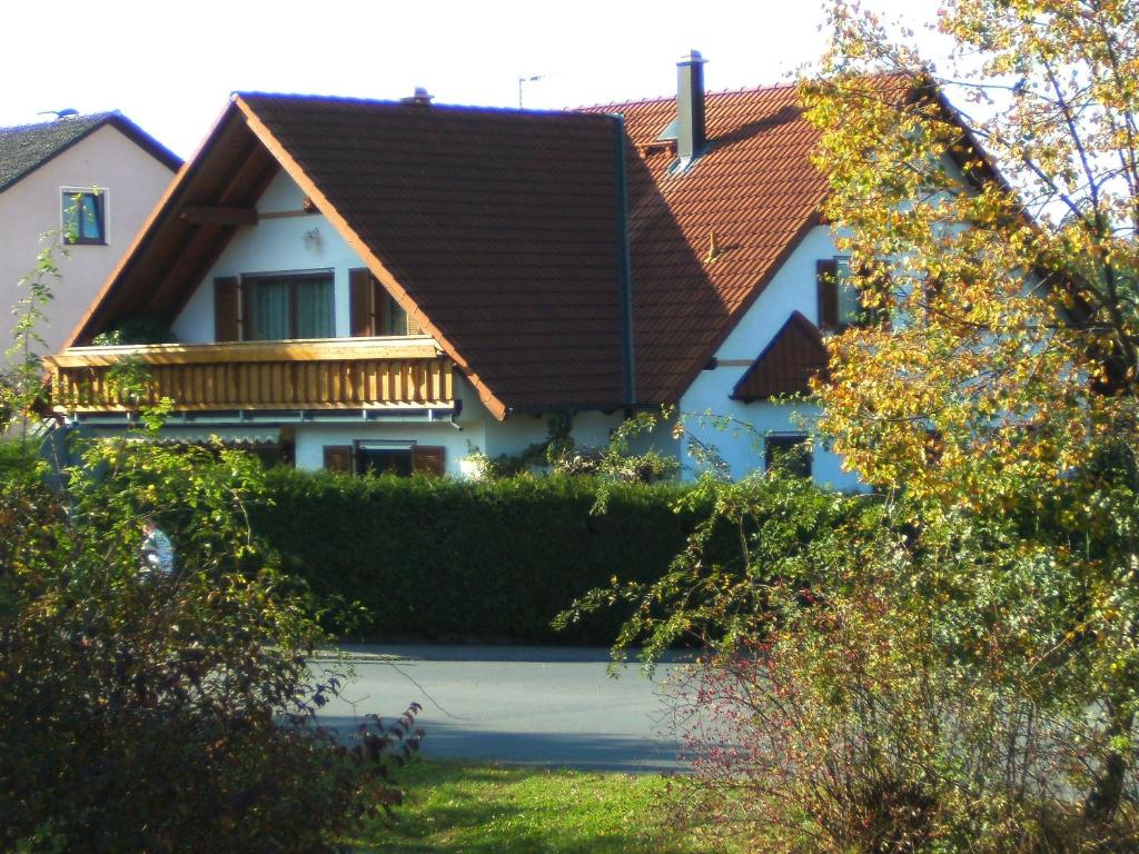 希尔沙伊德Ferienwohnung Schütz的白色房子,有棕色的屋顶