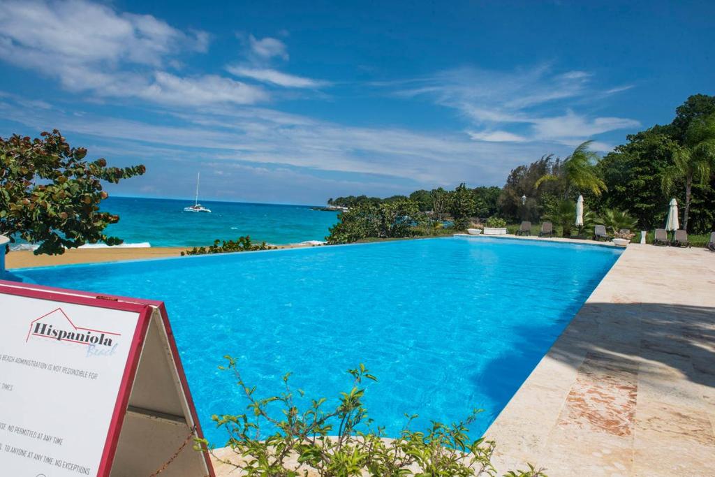 苏莎亚Luxury Oceanview Condo 2 BR/2.5 BA的一座以海洋为背景的度假游泳池