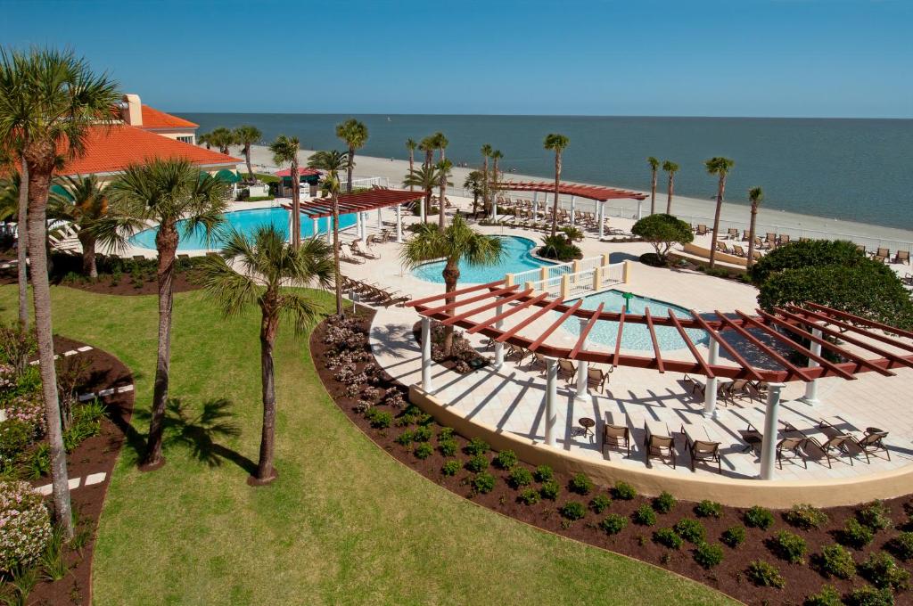 圣西蒙斯岛国王及王子海滩高尔夫度假酒店的享有度假村游泳池的空中景致