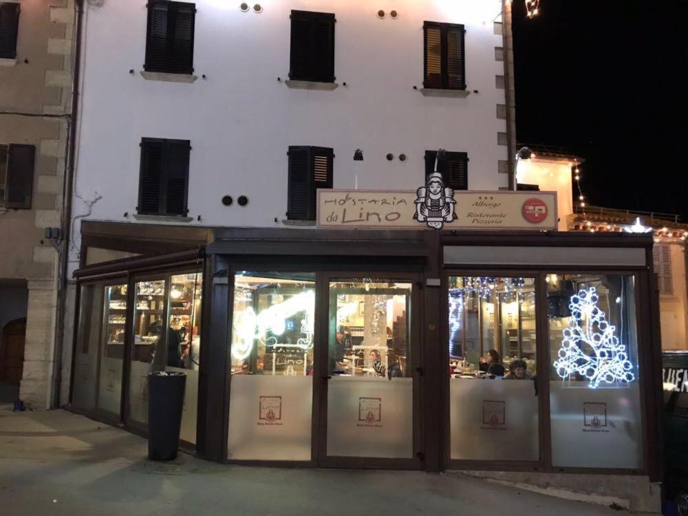 圣马力诺赫斯塔里亚达利诺酒店的一座建筑前面的商店,有圣诞树