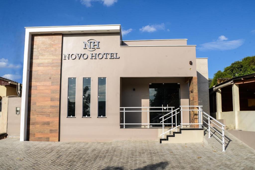 博阿维斯塔Novo Hotel的一座建筑,上面有读过节日酒店