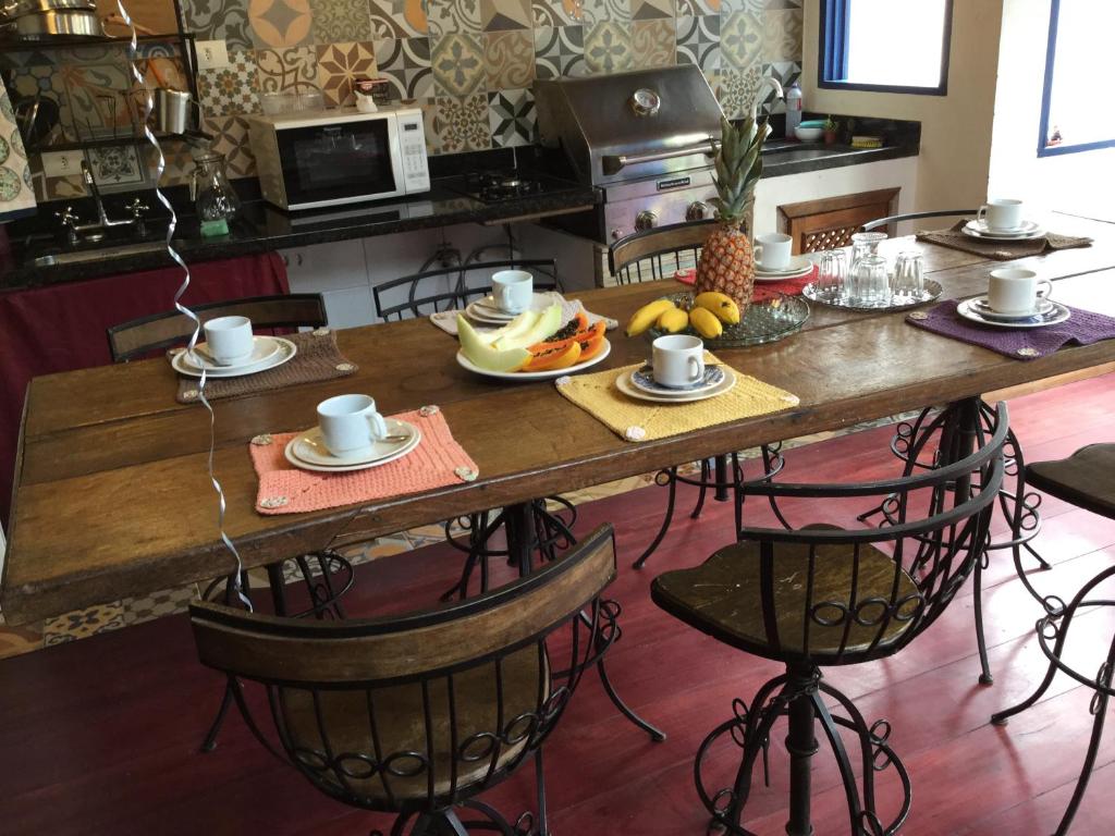 欧鲁普雷图维瓦奇科莱旅馆的一张木桌,上面放着食物盘