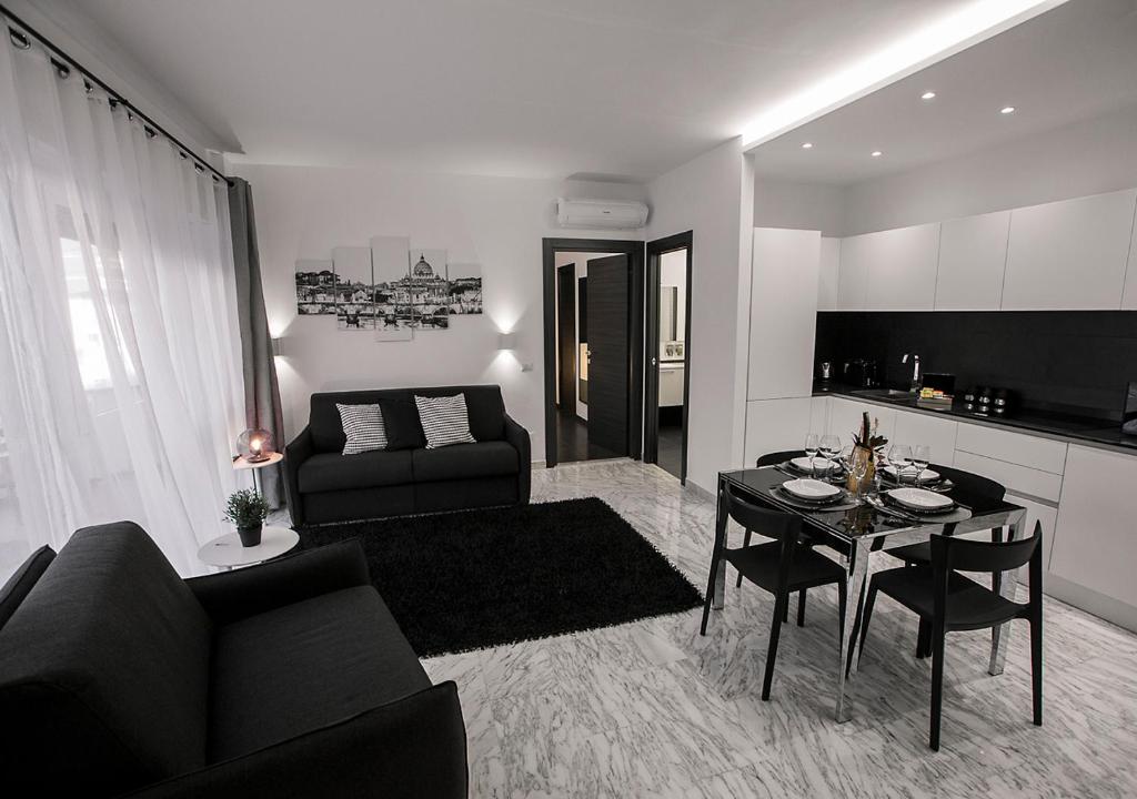 罗马马鲁帕之家豪华公寓的客厅配有黑色沙发和桌子