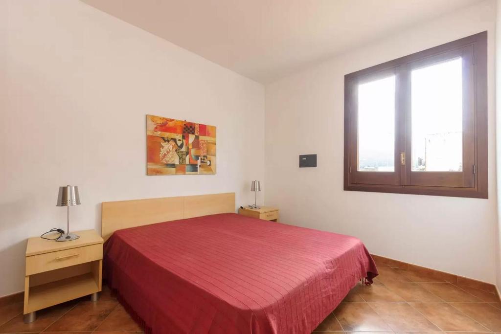 圣维托罗卡波Case Montalbano的一间卧室设有红色的床和窗户。