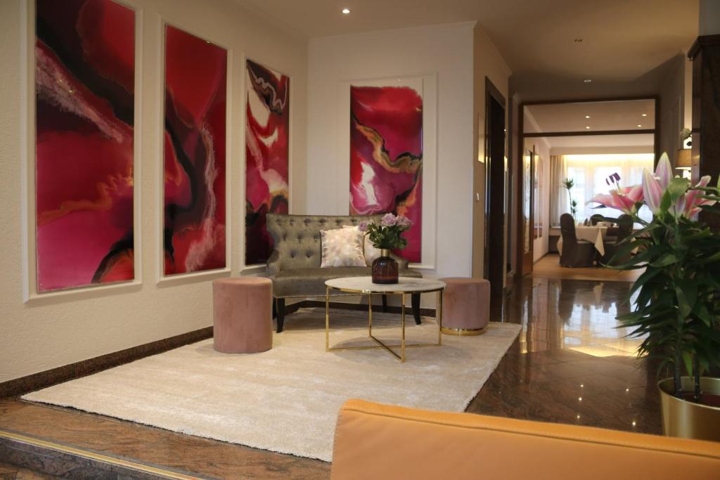 安达赫治贝肯勒内精品酒店的客厅配有沙发和桌子