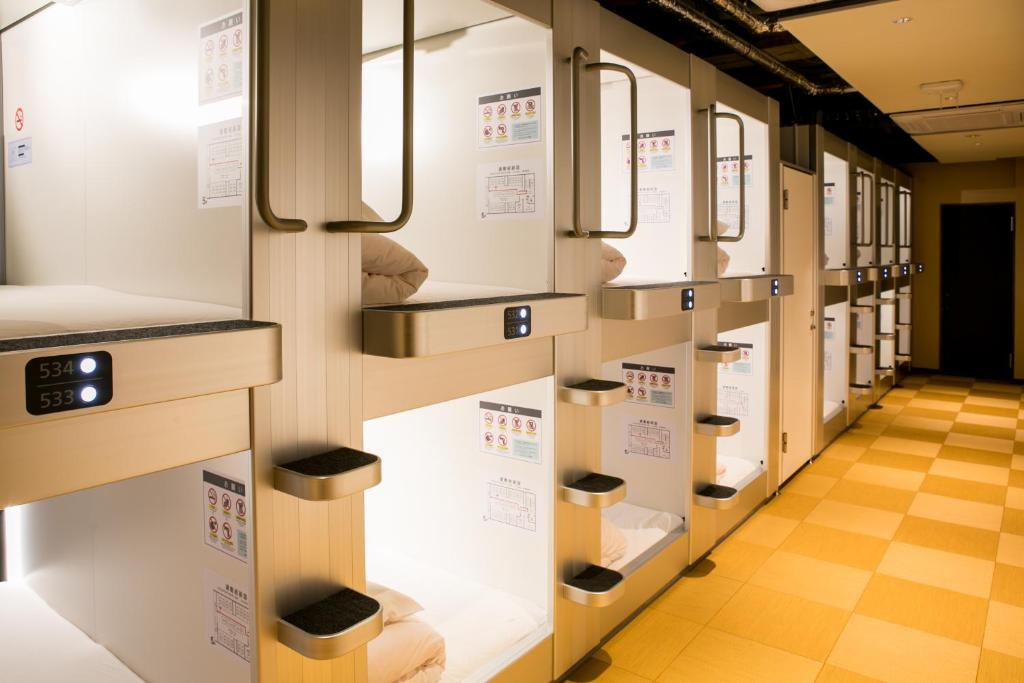 金泽日本金泽胶囊宾馆的地铁列车上的一排储物柜