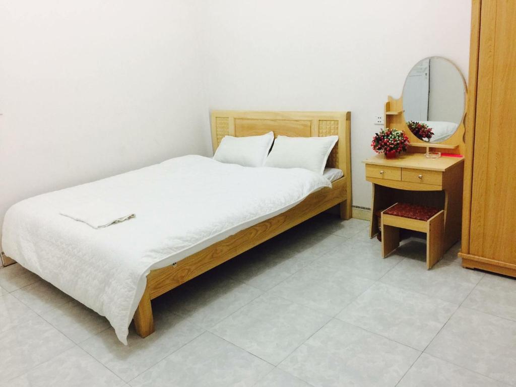 木州县纳尼汉普汽车旅馆的一间卧室配有一张带镜子和桌子的床