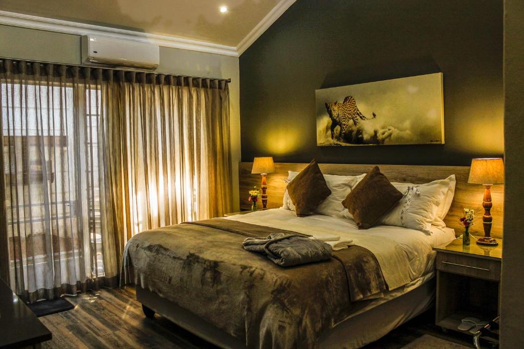 波罗瓜尼Polo Guest House的一间卧室设有一张大床和一个窗户。