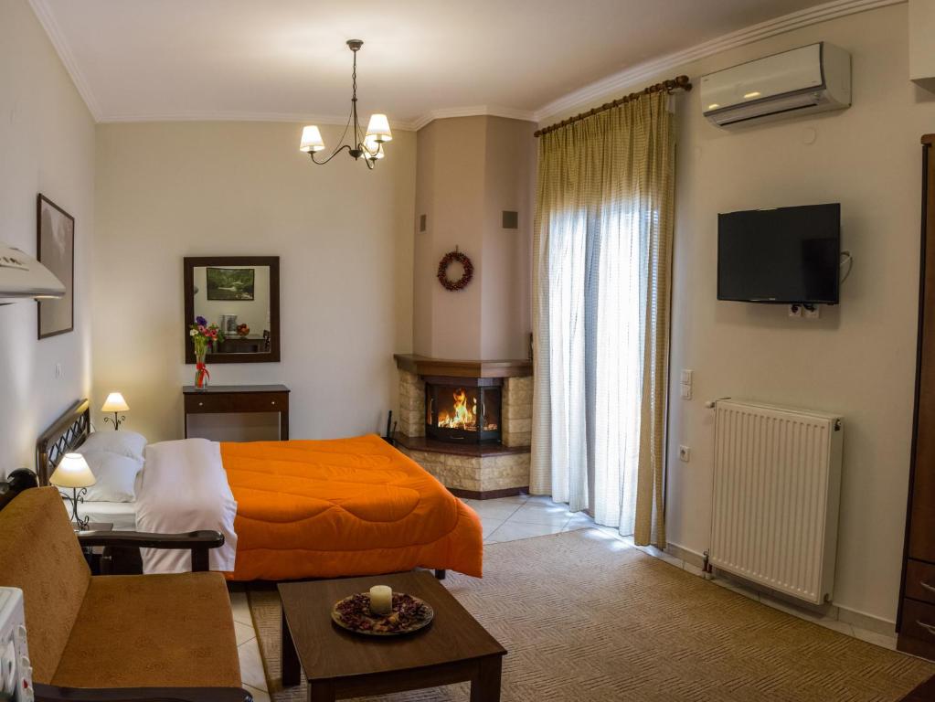 卡尔派尼西翁科里桑德拉公寓的一间卧室配有橙色的床和壁炉