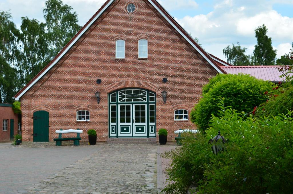 WangelsFerienhof Blunck的一座大型红砖建筑,设有大门