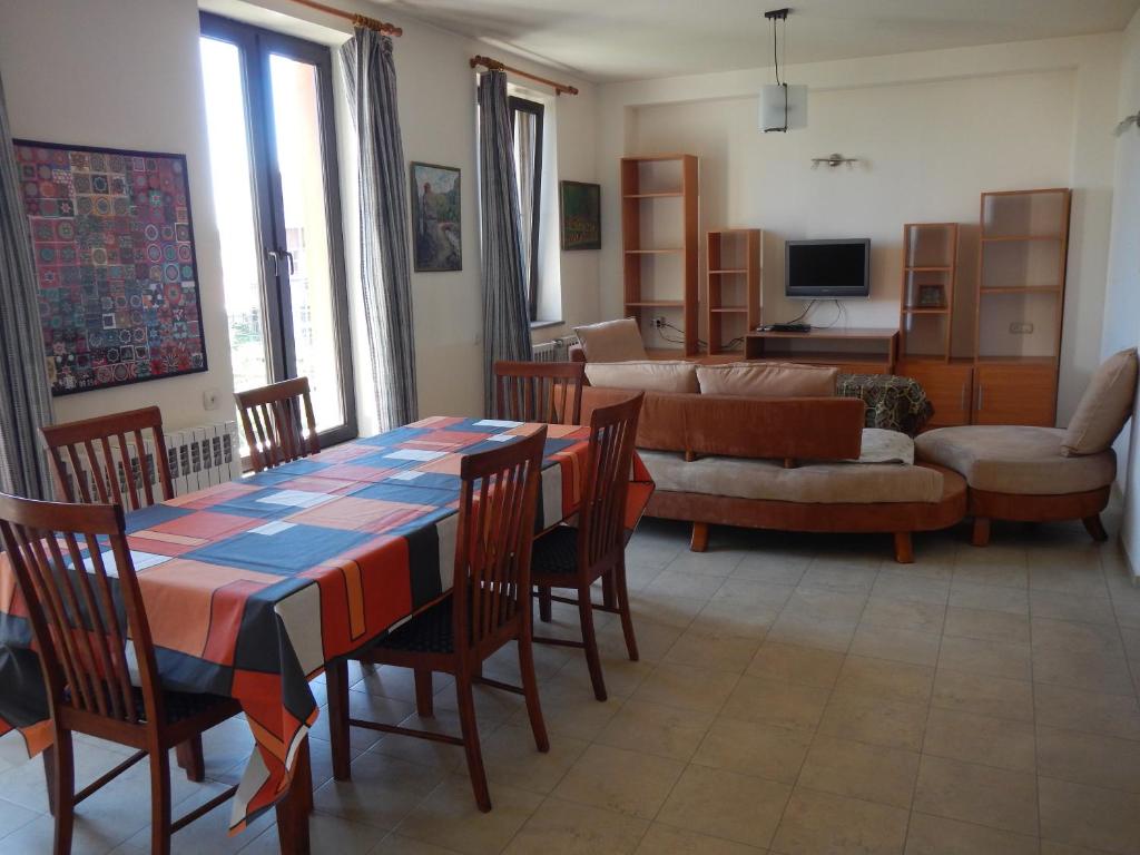 埃里温Spacious apartment in Aygedzor street的客厅配有桌椅和沙发