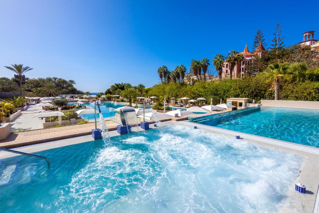 阿德耶格兰塔坎德梦想水疗酒店的度假村的游泳池