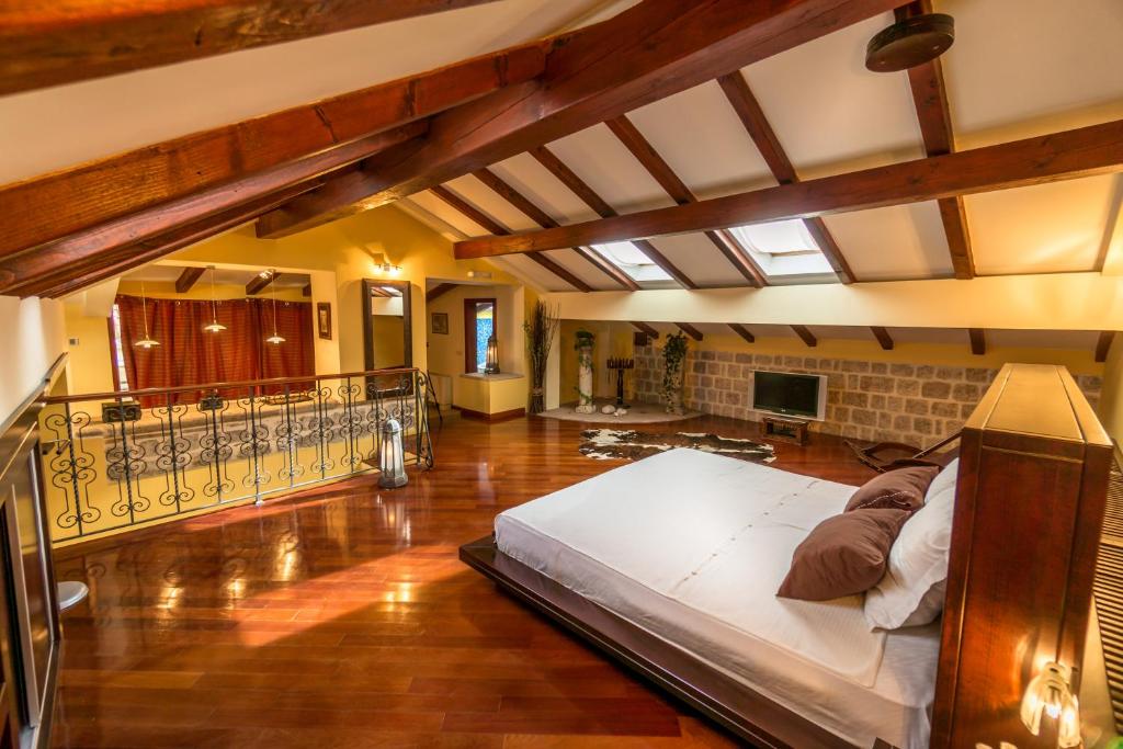 科托尔极限竞速力士宾馆的一间大卧室,房间内设有一张大床