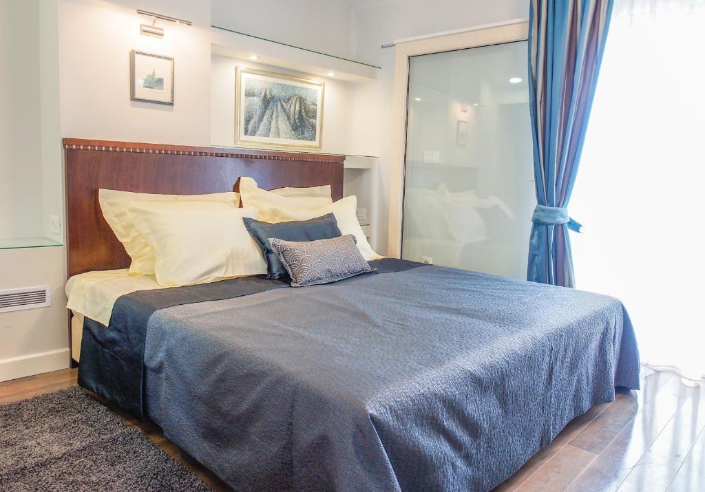 赫瓦尔DeVecchi rooms的一间卧室配有一张带蓝色毯子的床和窗户。