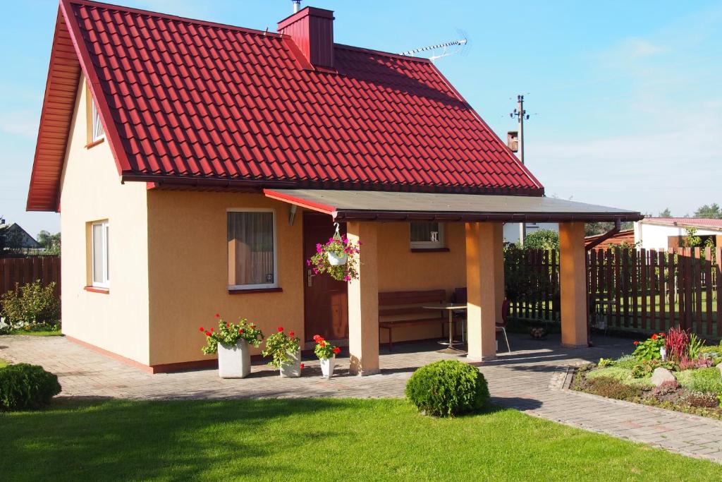 德鲁斯基宁凯Namelis Rugilė的一间红色屋顶的小房子