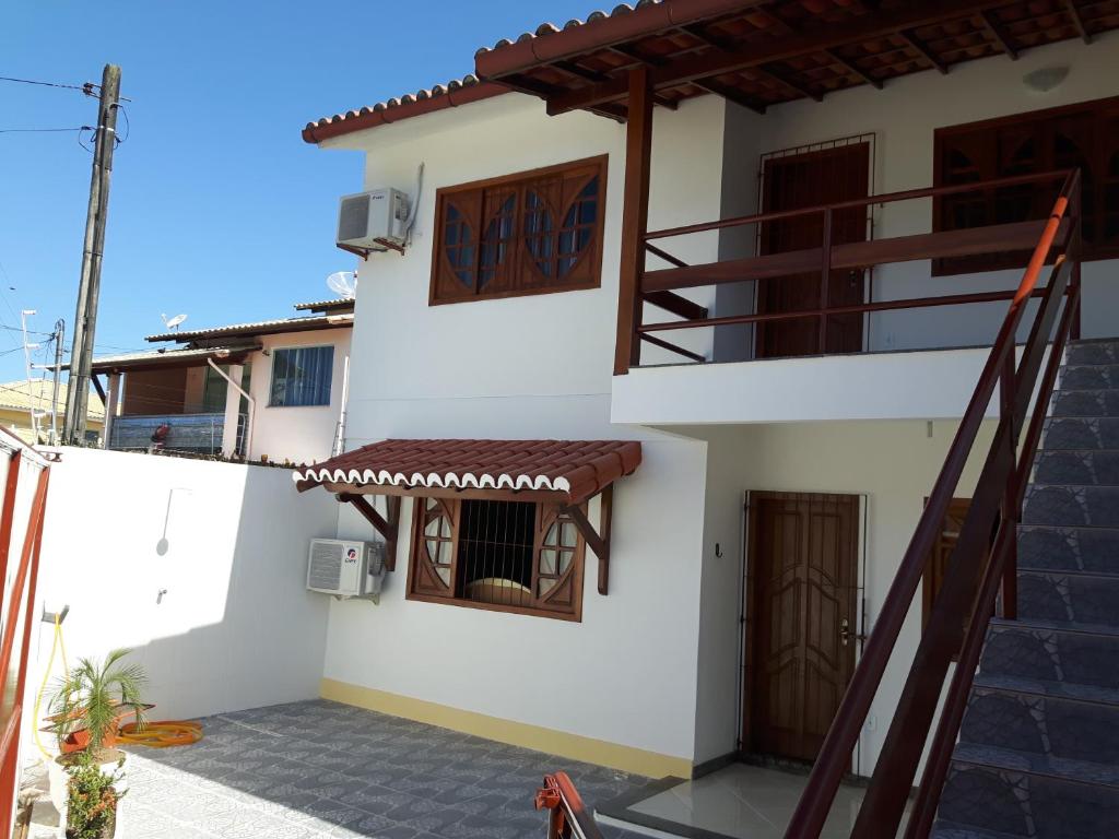 塞古罗港Apto em Porto Seguro - Centro的白色的房子,设有楼梯和阳台