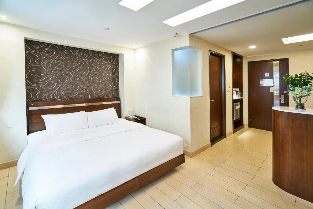 香港Pop Inn Mong Kok的卧室配有一张白色大床